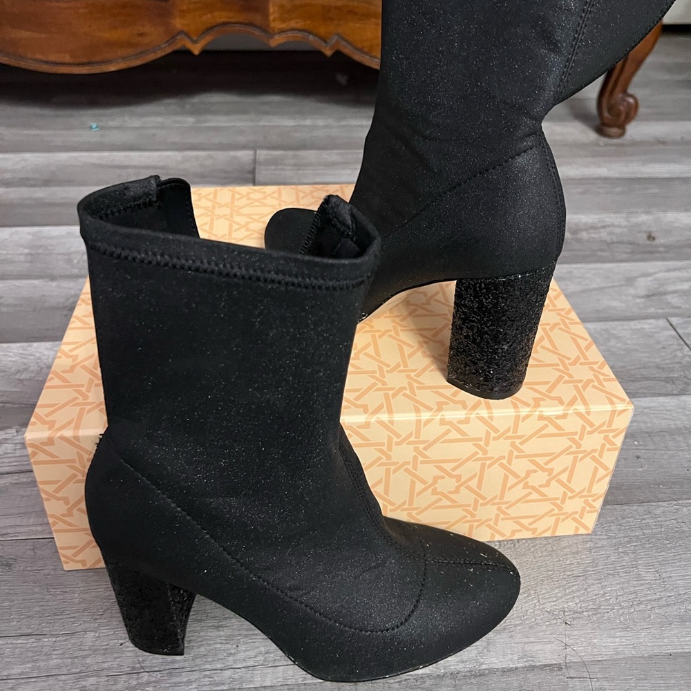 Beautiful NWT Badgley Mischka Glitter Block Heel Boots.